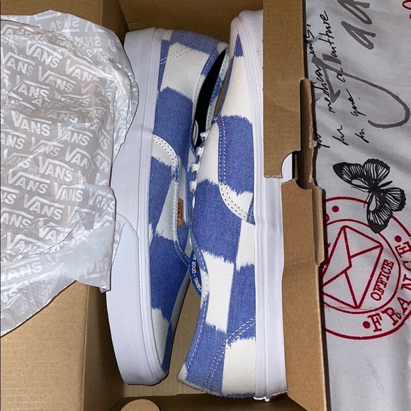 Vans - Picture 2 of 9